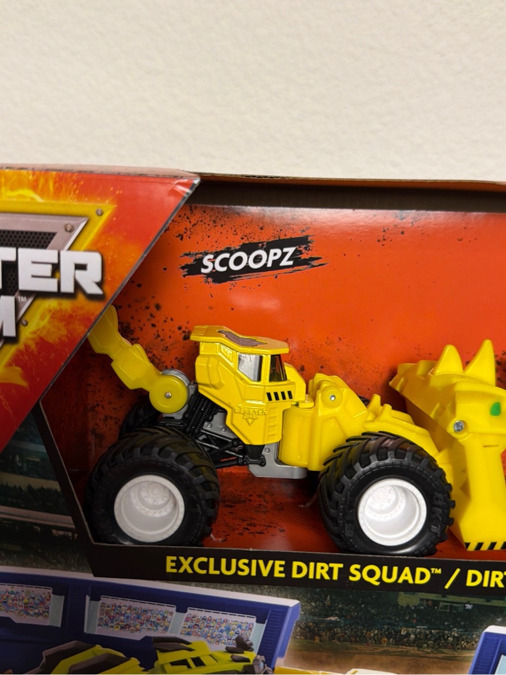 Monster Jam Monster Trucks Monster Dirt Arena Set Scoopz & Axel Dirt Squad NEW - Picture 4 of 6